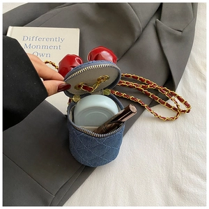 Detail der blauen Denim-Beuteltasche mit Innenraum für Lippenstift und kleine Kosmetik