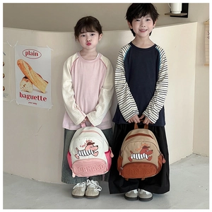 Vue détaillée des sacs à dos chien de dessin animé avec bretelles et poches latérales
