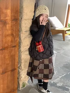 Detailansicht der roten gesteppten Mini-Tasche mit Hasenohren und goldener Kette