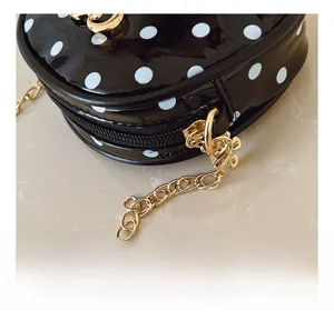 Detailansicht der goldenen Kette und des Reißverschlusses der gepunkteten Kinder-Tasche