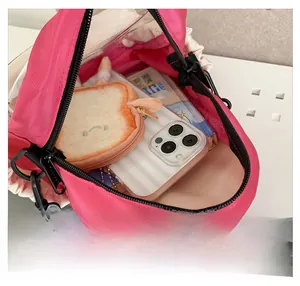 Dettaglio della capacità interna della borsa a tracolla rosa per bambini e studenti