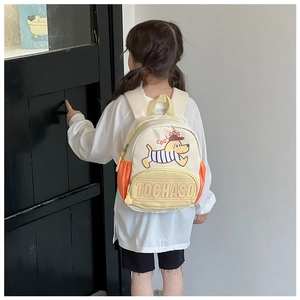 Sac à dos enfant avec illustration chien mignon porté pour montrer la taille réelle