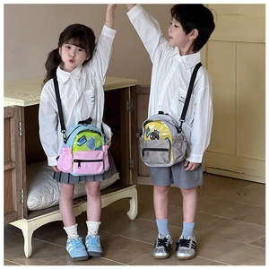 Dettagli di zaini scolastici leggeri per bambini con toppe a cartoni animati colorati