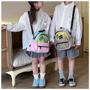 Dettaglio borsa a tracolla in nylon per bambini con tasca a rete e tracolla regolabile
