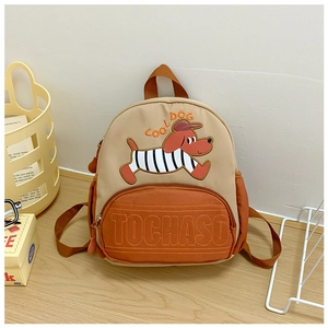 Détail de la broderie chiot et des lettres en relief sur le sac à dos color-block enfant
