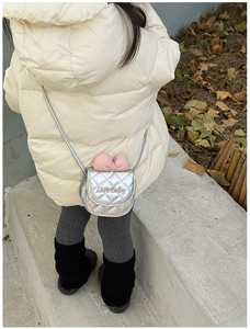 Mini sac bandoulière argenté matelassé pour enfants avec nœud rose et broderie