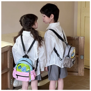 Vista laterale dettagliata di zaini scolastici colorati in nylon per bambini e bambine