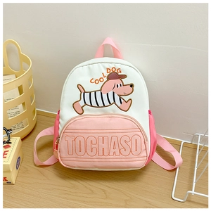 Détail du sac à dos enfant rose et blanc avec chien de dessin animé et poche lettrée