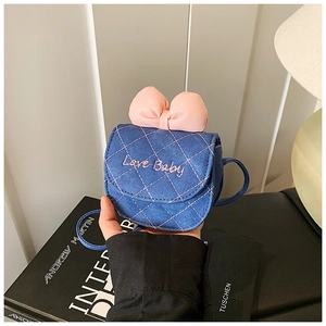 Détail du mini sac en jean bleu avec nœud rose 3D et broderie Love Baby