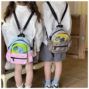 Dettaglio degli zaini per bambini colorati con contrasti, toppe a fumetto e tasche a rete