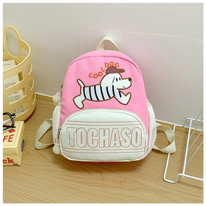 Détail du sac à dos rose pour enfant montrant la poche blanche avec lettres TOCHASO en relief