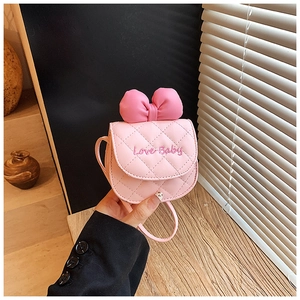 Détail du mini sac à bandoulière rose matelassé avec nœud et broderie Love Baby pour enfant