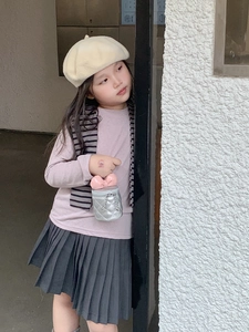 Silberne gesteppte Mini-Rundtasche mit rosa Schleife für Kinder im Herbst-Outfit