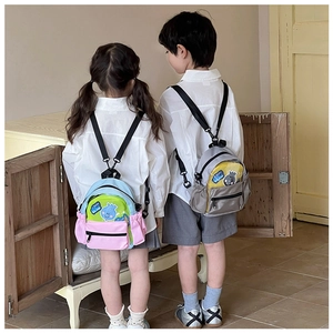 Vista posteriore di bambini con mini zaini colorati in rosa, blu e giallo