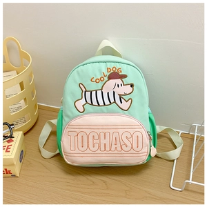 Détail du sac à dos enfant vert menthe avec broderie chien et poche rose mignonne