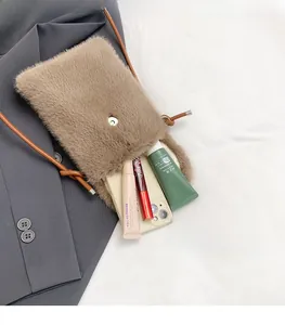 Detailansicht der kleinen braunen Plüschtasche mit Stauraum für Handy und Make-up-Zubehör