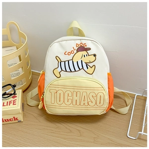 Broderie détaillée d'un chien mignon et de lettres sur un sac à dos pour enfant