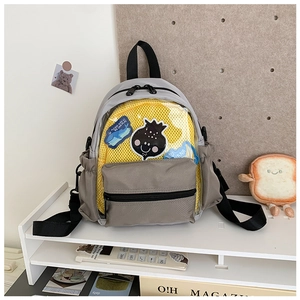 Dettaglio mini borsa Ita grigia con finestra in PVC trasparente e fodera in rete gialla