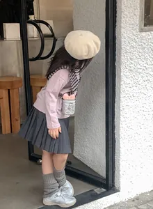 Silberne gesteppte Mini-Eimertasche mit rosa Schleife für Kinder Outfits