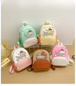 Détail présentant divers sacs à dos pour enfants avec motif de chiot en cinq couleurs