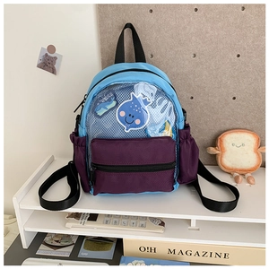 Dettaglio dello zaino per bambini con contrasto blu e viola e tasca frontale trasparente