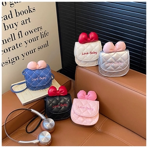Détail de mini sacs bandoulière pour enfants avec nœuds et broderie Love Baby élégante