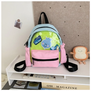 Dettaglio mini zaino bicolore con tasca in PVC trasparente e fodera in rete fluorescente