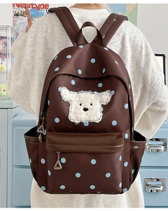 Détail du sac à dos marron à pois pour enfants avec un mignon patch chien en peluche