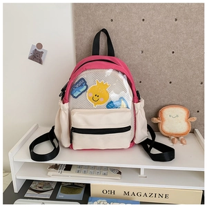 Dettaglio del mini zaino con design a contrasto rosa e tasca in PVC trasparente