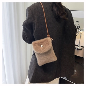 Detailansicht der flauschigen Mini-Handytasche in Kaffeebraun mit Lederriemen