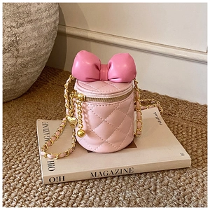 Detailaufnahme der rosa gesteppten Beuteltasche mit Lederschleife und Kette