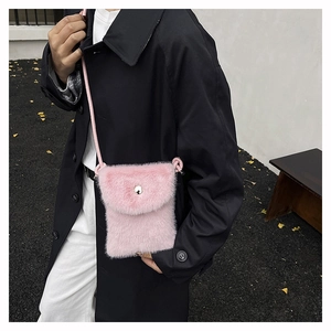 Nahaufnahme einer rosa Kunstfell-Handytasche mit Metallschnalle und weicher Plüschtextur