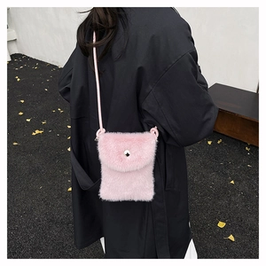 Detail der pinken Mini-Plüschtasche mit weicher Kunstfell-Textur und silbernem Druckknopf