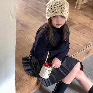Kleinkind-Outfit mit beiger Strickmütze, blauem Pullover und weißer Stepp-Eimertasche