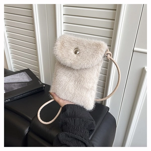 Nahaufnahme der flauschigen Kunstfell-Handytasche mit Metallschnalle und Lederriemen