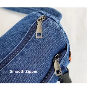 Détails des doubles fermetures éclair en métal et boucle de sac bandoulière denim