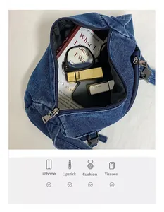 Sac bandoulière en jean spacieux contenant livres, iPhone et produits de cosmétique