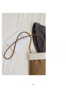 Détail du sac à bandoulière en patchwork de daim marron et polaire blanche douce