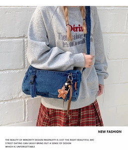 Détail d'un sac bandoulière en denim bleu avec pendentif étoile en cuir et sangle