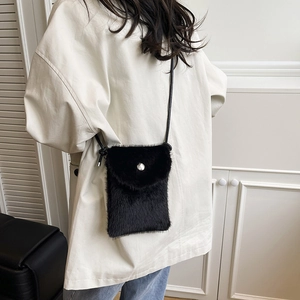 Schwarze Plüsch-Handytasche für Damen mit Silberbuckle und Lederriemen am Modell