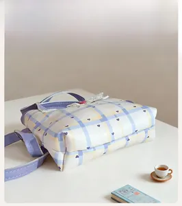 Detailaufnahme der lila karierten Tasche mit Herzmuster, stabilen Nähten und Bodenstruktur