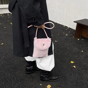Rosa Plüsch-Handytasche mit Kunstkaninchenfell, Klappverschluss und Seilschultergurt
