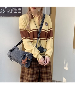 Sac bandoulière en denim rétro assorti à un polo rayé et un short à carreaux chic