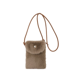 Schicke Plüsch-Handytasche aus Kunstpelz mit Metalldruckknopf und schmalem Lederriemen
