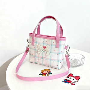 Detailansicht der rosa karierten Kinderhandtasche mit Spitzenschleife und Herzmustern