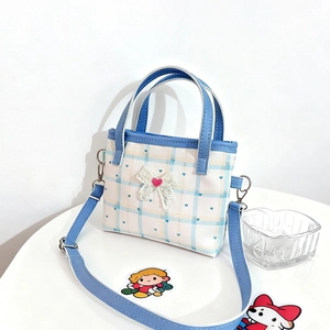 Detailansicht der Kinderhandtasche mit Spitzenschleife, Herzprint und Schultergurt