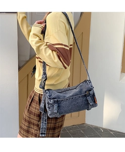 Détail d'un sac bandoulière en denim vintage avec sangle réglable et boucle en métal