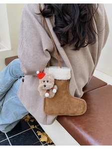 Detail der Weihnachtsstrumpf-Umhängetasche mit süßem Teddybär-Anhänger und Pelzbesatz