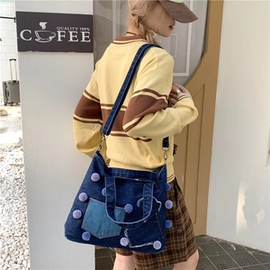 Borsa tote in denim blu scuro con pompon di peluche e tasca applicata per uso quotidiano