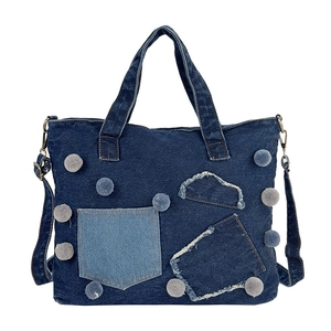 Borsa tote in denim blu scuro con pompon di peluche e tracolla regolabile per donna